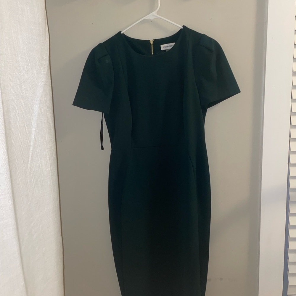 Tulip Sleeve Sheath Dress
CALVIN KLEIN in greeen